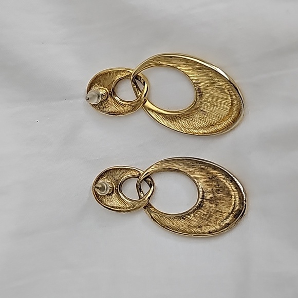 Vintage gold tone Monet oval drop - Picture 2 of 3
